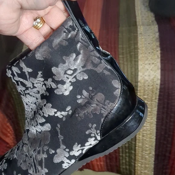 AMALFI* Emiliano soft floral ankle boot w/patent accent slight wedge sole sz 6.5 - Picture 12 of 13
